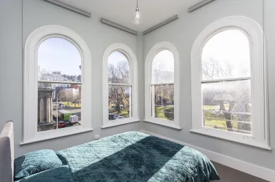 Four bedroom apartment over looking queens gardens
