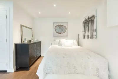 Luxury Lakeside Studio by Jack Hotels near Clarkson Station