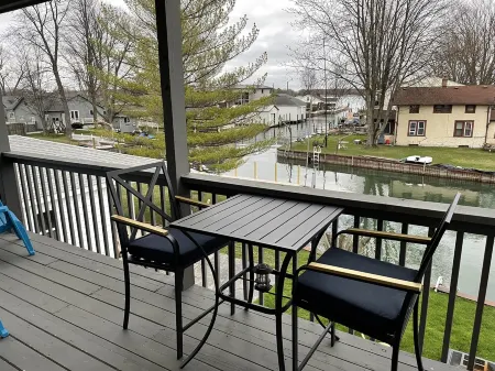 Adorable 2 Bdrm Vacation Rental Located On Canal Отели в г. Алгонак