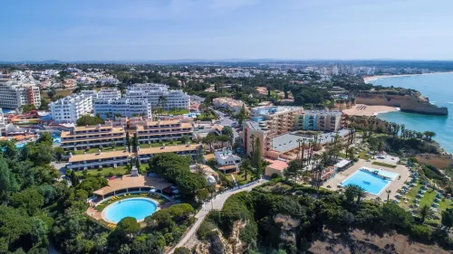 2 bedroom apartment with swimming pool 2m from Sra. da Rocha beach.