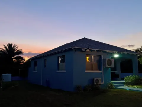 The Cozy Cottage is an inviting 2-bedroom house in Spanish Wells with Golf Cart のホテル