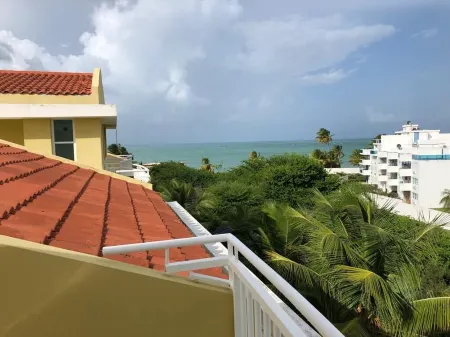 Newly Remodeled Beach Access Penthouse Apartment Отели в г. Mediania Alta