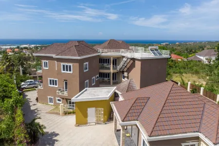 The Sun Seeker Villa Ja 9 Bedrooms . Fully staffed with private chef & butler