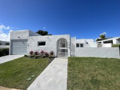 Luxury 5 Bedroom Home, 3 Minute Walk from the Beach