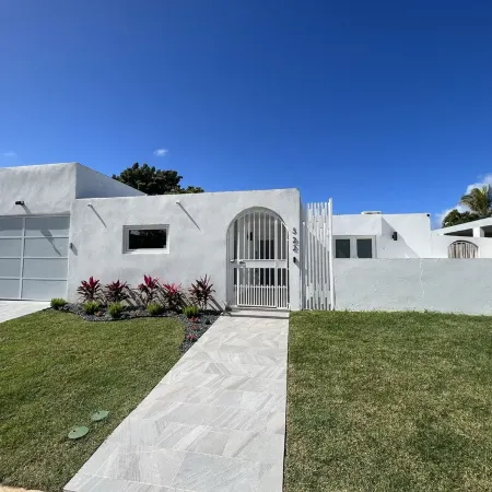 Luxury 5 Bedroom Home, 3 Minute Walk from the Beach Отели в г. Дорадо