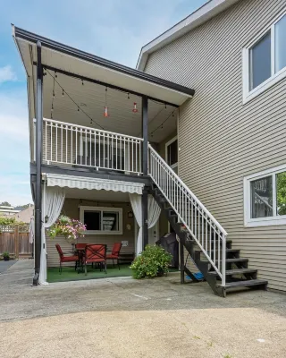 Guest Suite in West Maple Ridge メモリアル・ピース・パーク周辺のホテル