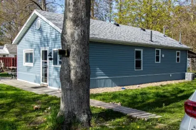 A "Blue Whale" of a Cottage a small walk from the GOTL strip Hotels near Adventure Zone