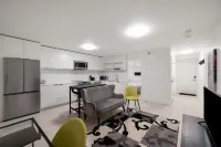 Modern, new suite close to trails, mountains and beaches - 3-Star