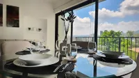 PanoramaTWR 2Brm Short walk to everything Pool&Gym