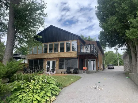 Waterfront 4 Bedroom Home With Spectacular Views