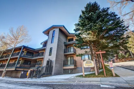 Spacious Condo with Excellent Location at the Base of Aspen Mountain Отели рядом с Аэропорт Питкин Каунти