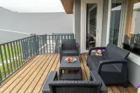 Incense - Newly built house with beautiful backyard, pool and mountain/ocean view