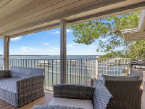 Waterfront Condo- Best View! Hotels in Clear Lake