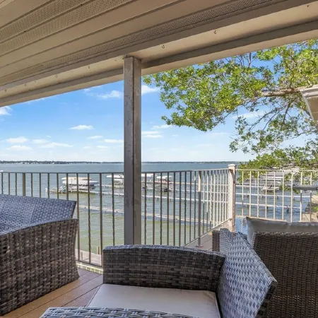 Waterfront Condo- Best View! Отели в г. Клир Лейк