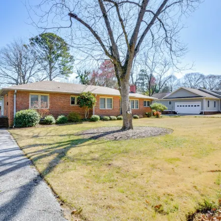 1 Mi to Dwtn Shops and Dining Spacious Family Home