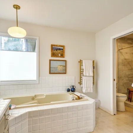 Near Shops & Cafes: Beaverton Haven w/ Luxe Decor!