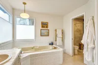 Near Shops & Cafes: Beaverton Haven w/ Luxe Decor! - Badekar