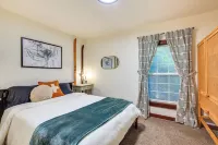 Close to Mt Hood Skibowl: Retro Rhododendron Cabin