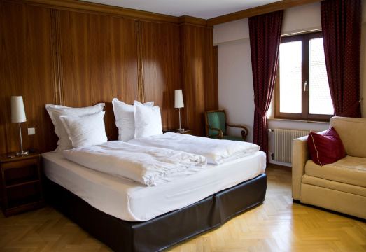 호텔 스파 에 레스토랑 오 샤셰르의 실내 수영장