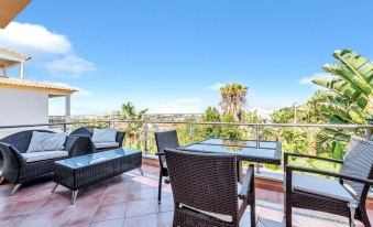 3 Bedroom Villa, Sleeps 6, with Pool, Air Con, WiFi & Walk to Shops