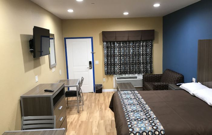 Deluxe Inn & Suites - Baytown