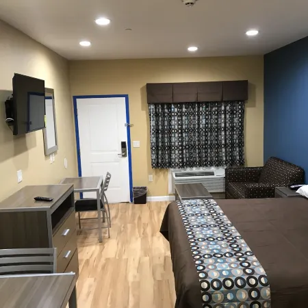 Deluxe Inn & Suites - Baytown