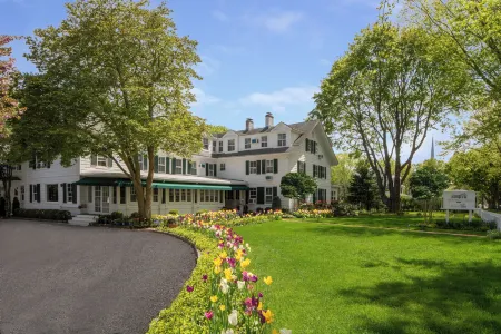 The Huntting Inn Отели рядом с достопримечательностью «Drawing Room»