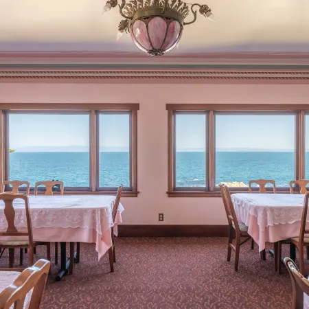 Martine Inn Отели рядом с достопримечательностью «Парк Лаверс-Пойнт»