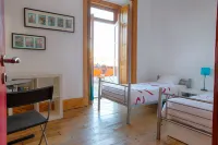 This Is Lisbon Hostel Отели рядом с достопримечательностью «Замок Св. Георгия»