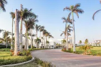 Dream Diamante with Beach Club - شقق