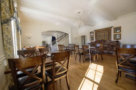 Dominion House Отели в г. Logan County