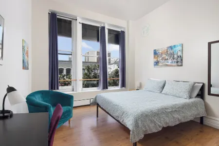 HI San Diego Downtown Hostel Отели рядом с достопримечательностью «REV»