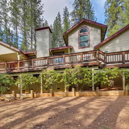 Hot Tub + Pool Table: Cabin Near Calaveras Park! Ξενοδοχεία στην πόλη Arnold