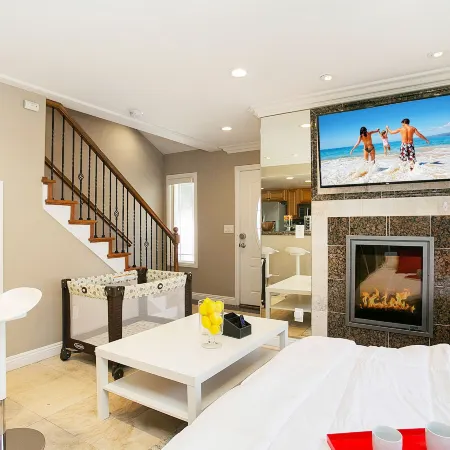 Costa Mesa/Newport - Fast Wifi - Work Stations - Free Parking - Self Check in! (cm-1)