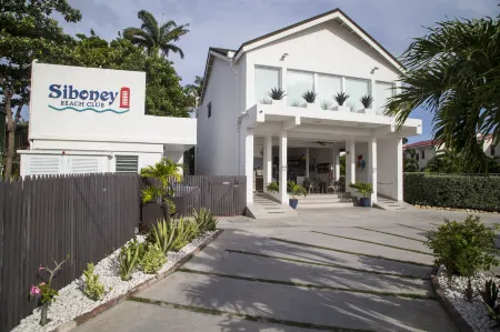 Siboney Beach Club Отели рядом с достопримечательностью «V C Bird Monument»