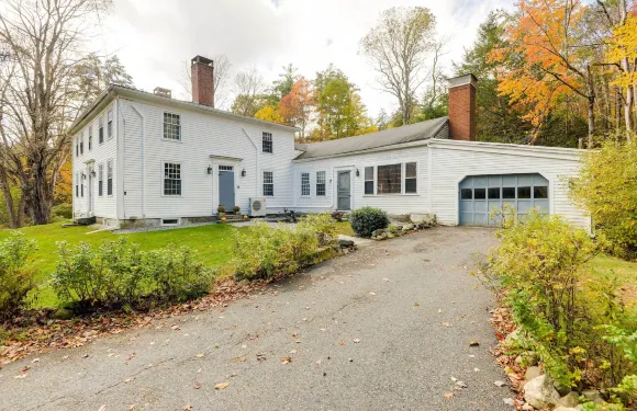 歷史悠久的房子帶現代更新 < 4英畝