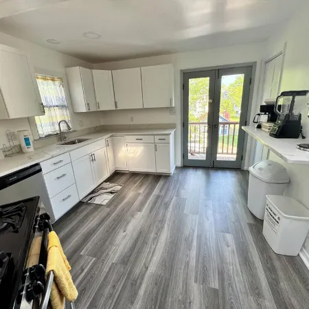 Pet-Friendly Condo in Cape May Historic District - 2 Bedroom with AC and Kitchen
