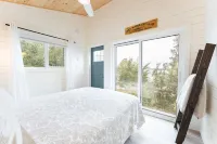 LAKEFRONT COTTAGE WITH GREAT VIEWS, FULL KITCHEN, & STARLINK Wi-Fi