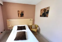 Logis Hôtel-Restaurant la Croix Couverte Hotels in Mayenne