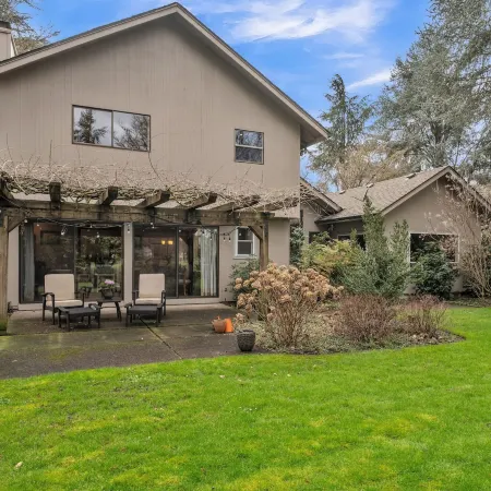 Eugene - Close to Everything 3 Bedroom Home by RedAwning