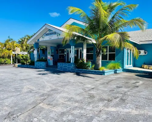 Ocean Views - Comfy Family Home Sleeps up to 10 - Hideaways Beach Club Hotels in George Town