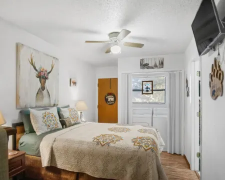 Eagle's Nest - Hot Tub, Deck & Prime Location 2 Bedroom Cabin Hotels in Cloudcroft