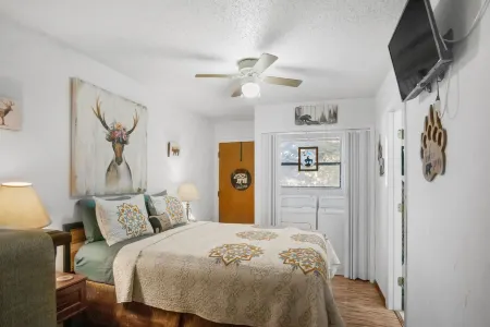 Eagle's Nest - Hot Tub, Deck & Prime Location 2 Bedroom Cabin