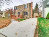 Walk to Adrian College: Family Home in Michigan Hotels in Adrian
