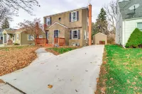 Walk to Adrian College: Family Home in Michigan