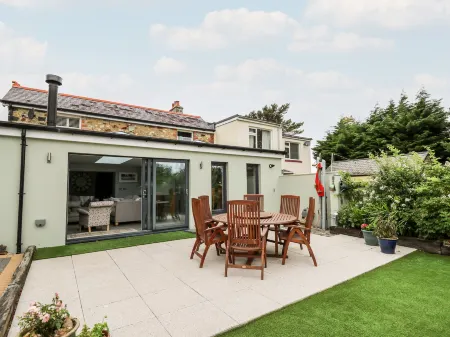 Dolwern Отели рядом с достопримечательностью «The Last Invasion Tapestry Gallery»