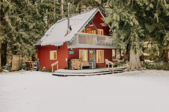 63Mbr - Hot Tub - BBQ - Pets Ok - Wifi - Sleeps 6 2 Bedroom Home by RedAwning