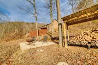 Cozy Waverly Cabin w/ Fireplace & Deck! - Wifi