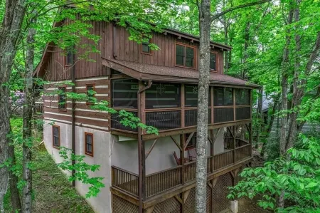 Hot Tub, Pool Table, and Cozy Fireplace - Charming Cabin Retreat Отели рядом с достопримечательностью «Хай Маунтин Экспедишенс»