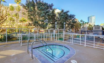 Luxe Long Beach Condo w/ Pool: 1 Mi to Shoreline!